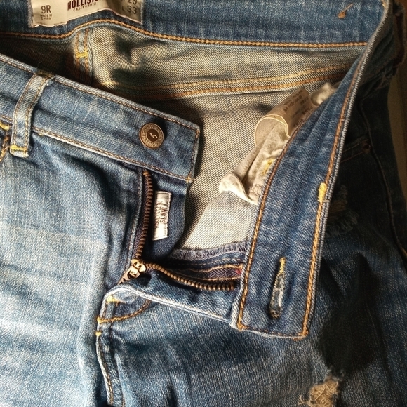 Hollister Distressed Skinny Medium Wash Jeans - Picture 4 of 11